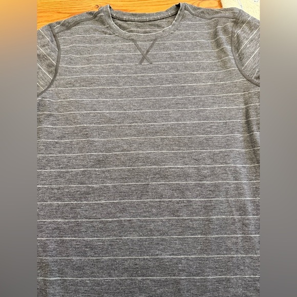 Lululemon Men’s Short Sleeve Shirt Grey with Stripes - Picture 4 of 9
